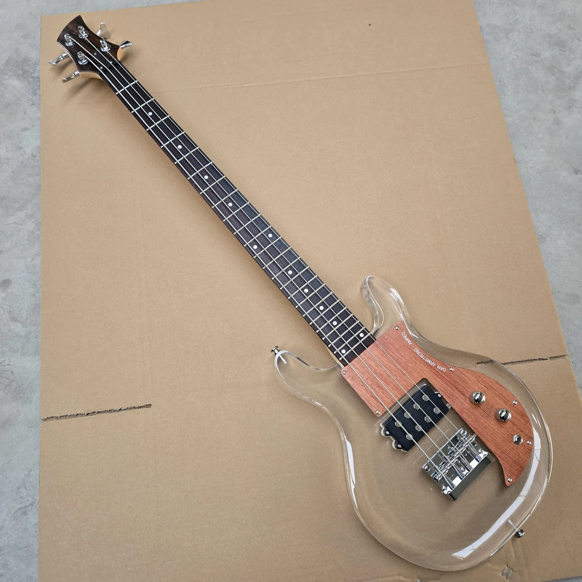 

4-струнный бас-гитарный инструмент; акриловая гитара; гриф из палисандра, накладка из палисандра высокого качества; изготовлено на заказ.