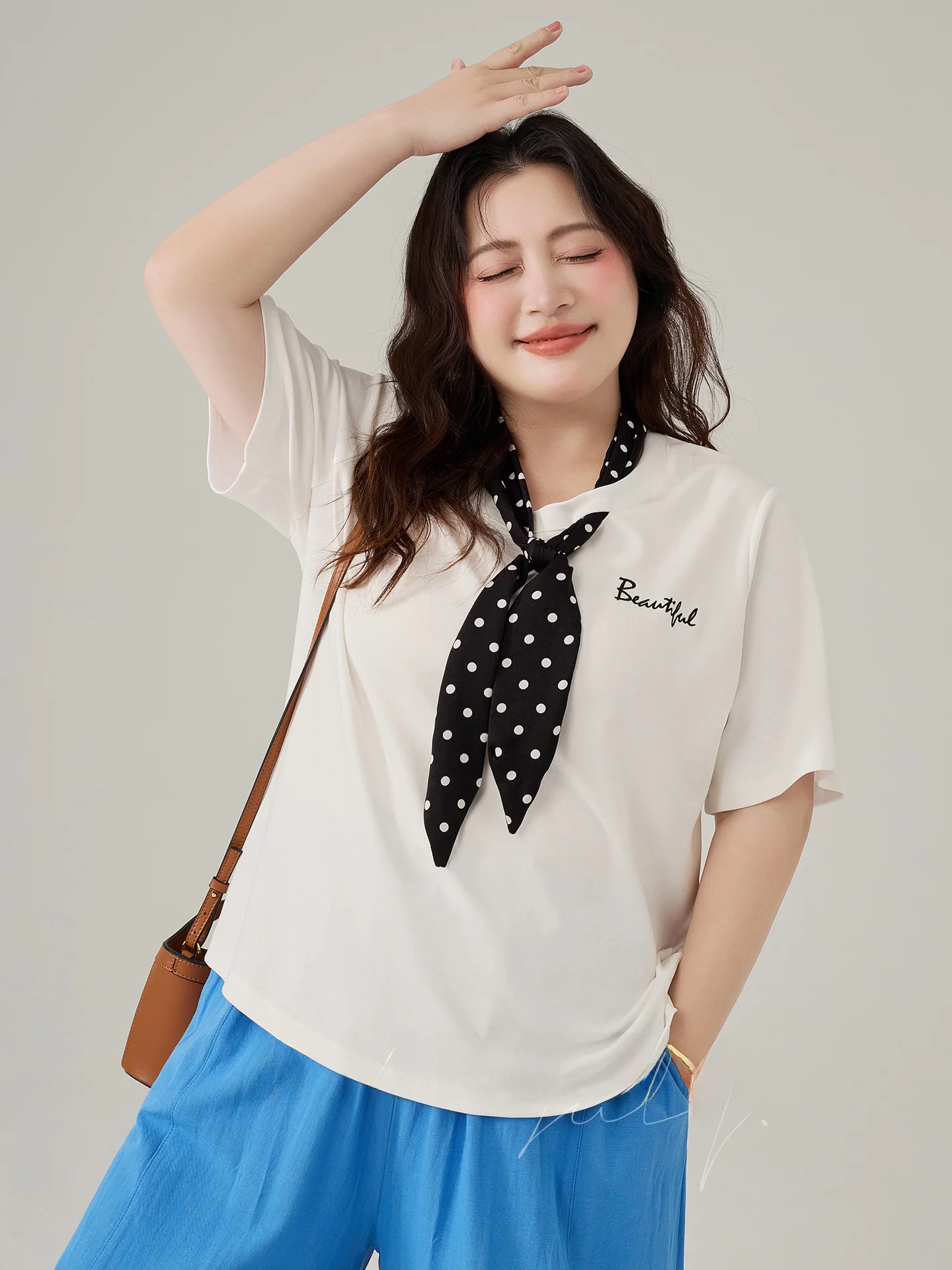 

Милая футболка с буквенным принтом и круглым вырезом, с шарфом, большого размера, женская, летняя, новинка, омолаживающий эффект, очаровательный топ