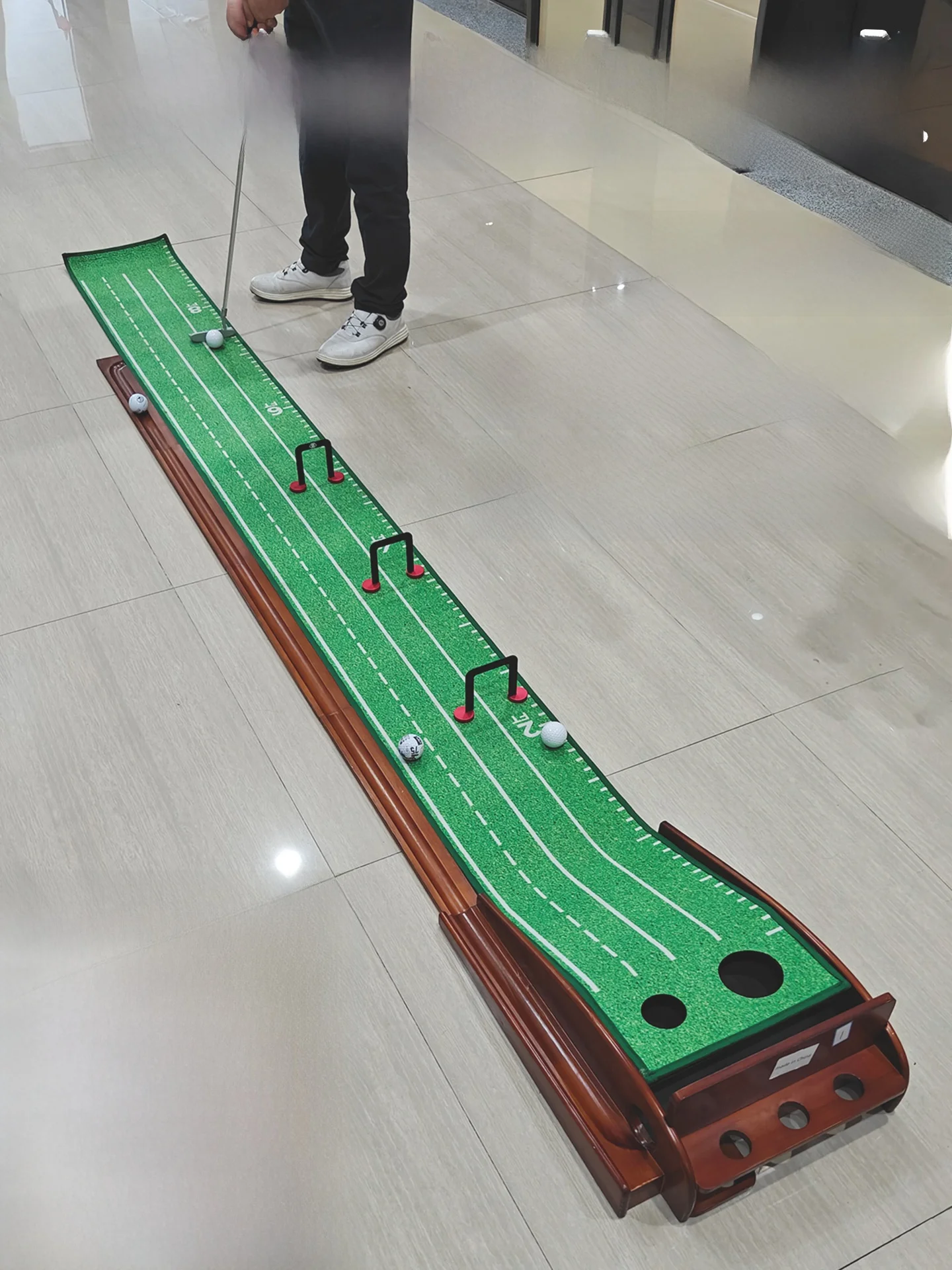 entraineur-de-putting-de-golf-a-retour-automatique-jouet-pour-enfants-ensemble-familial-tapis-d'entrainement-dispositif-de-pratique-de-golf-interieur-et-exterieur