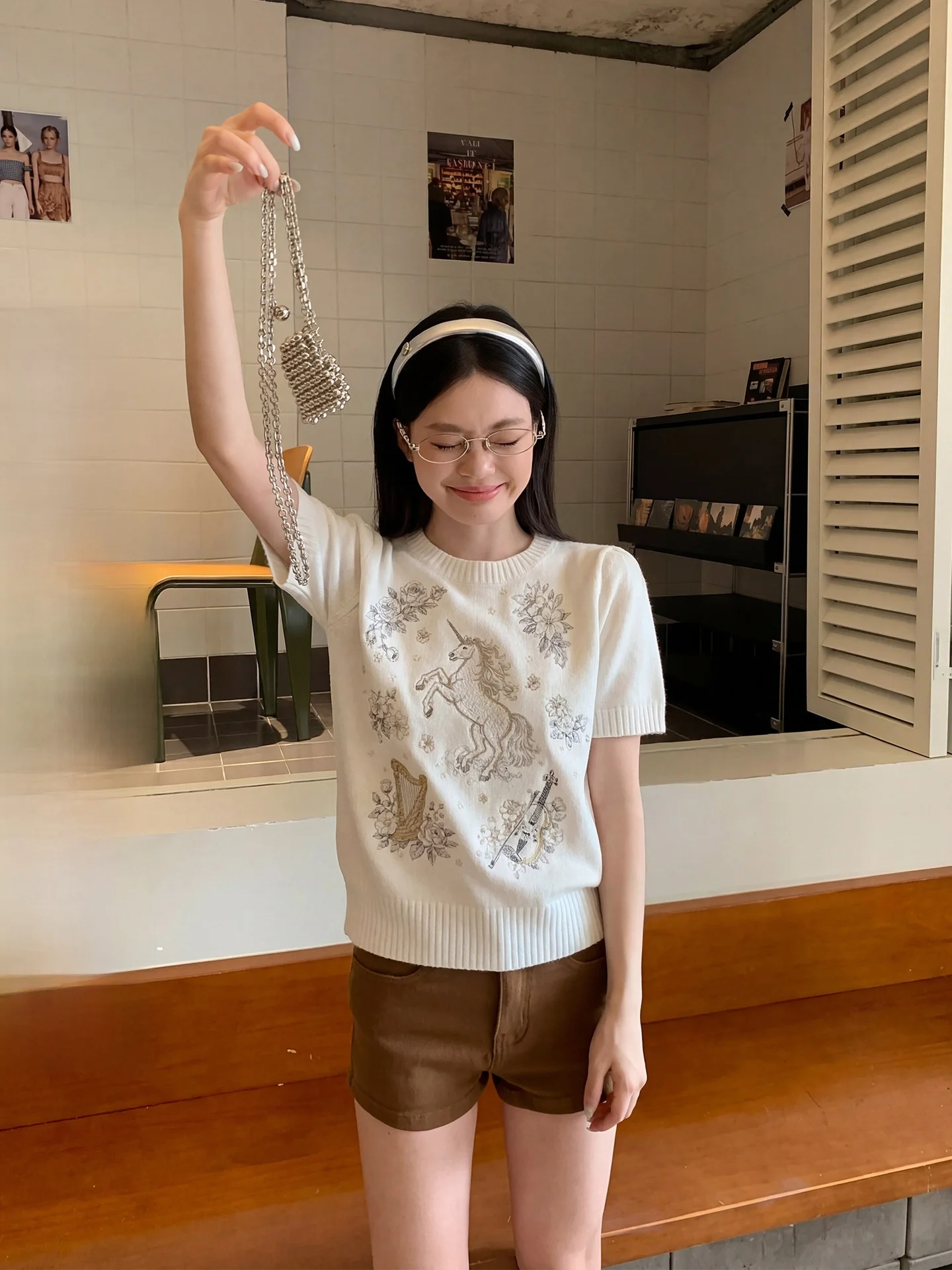 

Белая вязаная футболка с коротким рукавом и круглым вырезом, женская летняя свободная футболка с вышивкой на плечах, удобный топ в корейском стиле для повседневной носки