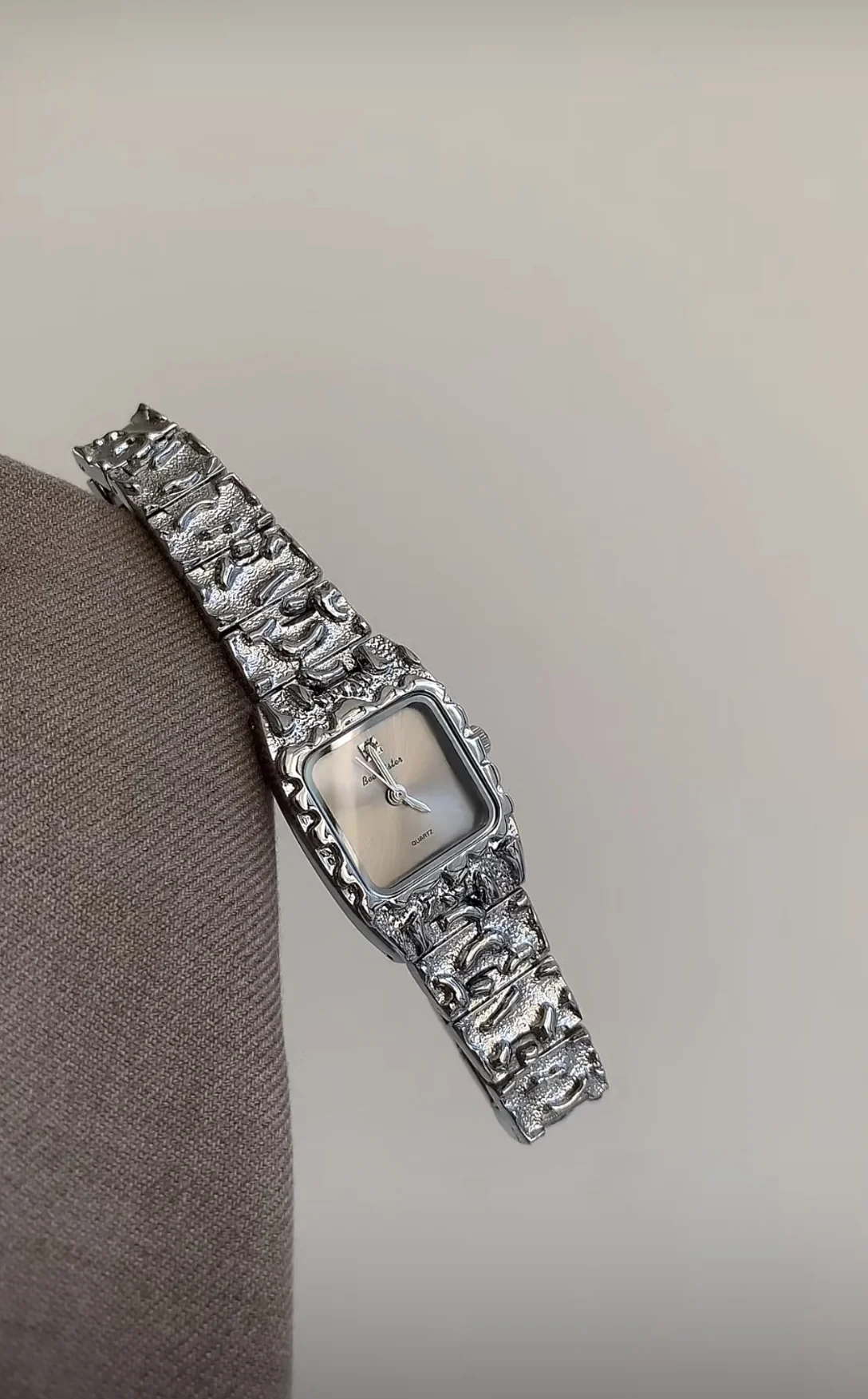 ساعة يد نسائية ذات تصميم مربع رائع وخفيفة الوزن ومتعددة الاستخدامات على الطراز القديم، ساعة يد نسائية فاخرة راقية #4