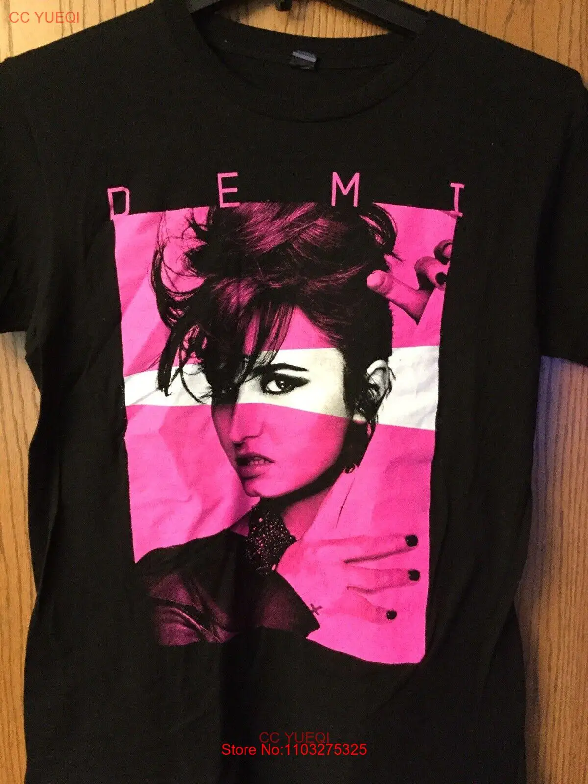 Черная рубашка с неоновыми огнями и принтом Деми Ловато Tour 2014 Черная рубашка с неоновыми огнями и принтом Деми Ловато Tour 2014