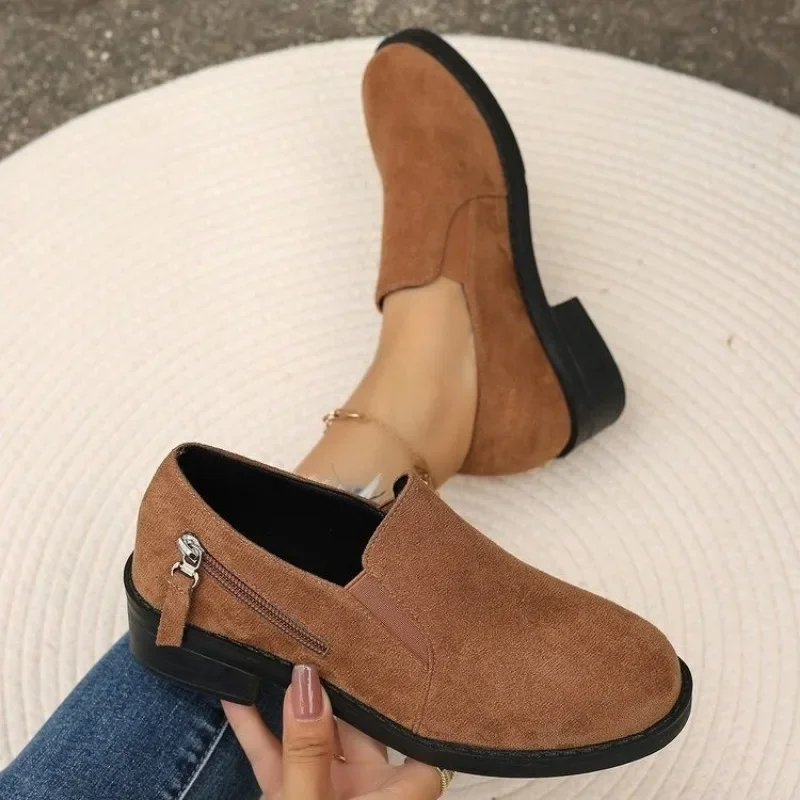 Neue Damen Pumps Round Toe Mid Heel Schuhe für Damen Slip-On Plattform Slipper Outdoor kausale einfarbige Metall dekoration Schuhe