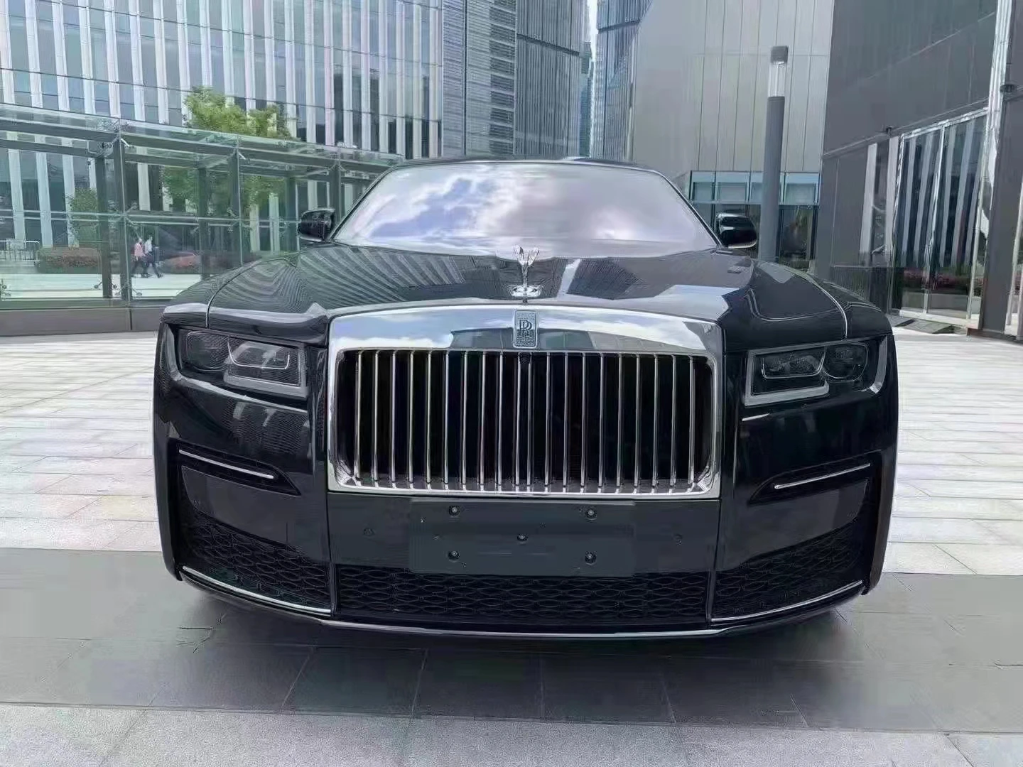 الترقية إلى الإصدار الجديد لمصدات السيارة الأمامية مع غطاء محرك السيارة والتنانير الجانبية طقم الجسم مع أضواء لـ Rolls Royce Ghost 09-2020