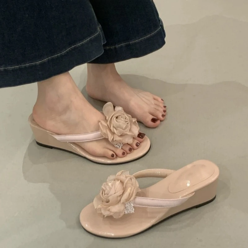 

Gentle Wind Clip Toes Flip-flops Female External Wear 2026 Summer New Fashion Slope with Thick Bottom Sandals