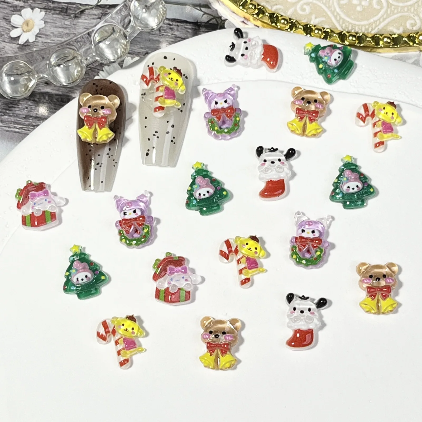 Accessoires pour ongles de dessin animé de Noël, Kuromi HelloKittile, lunettes mignonnes, amour KT, nœud de chat, bricolage, décoration de charme d'ongle, nouveau modèle, 20 pièces