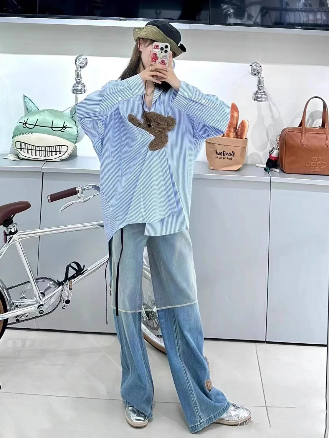 

Новый дизайн, синяя полосатая рубашка с медведем, нишевая милая свободная повседневная рубашка, уменьшающая возраст