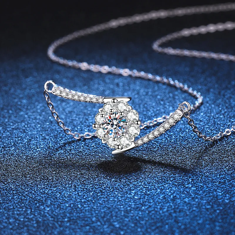 18K gold inlaid diamond flower blooming pendant, 0.5 carat D-color moissanite necklace, PT950 platinum collarbone chain