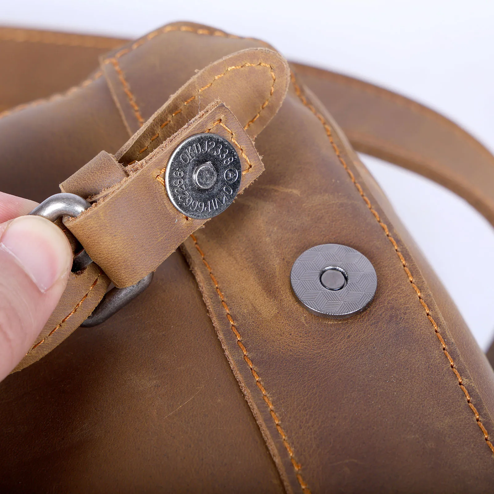 S.WORKER Vintage Herren-Umhängetasche aus Echtleder, Handgefertigte Crossbody-Tasche, Geschenk für Männer, für Handy & Schlüssel – Detail 17