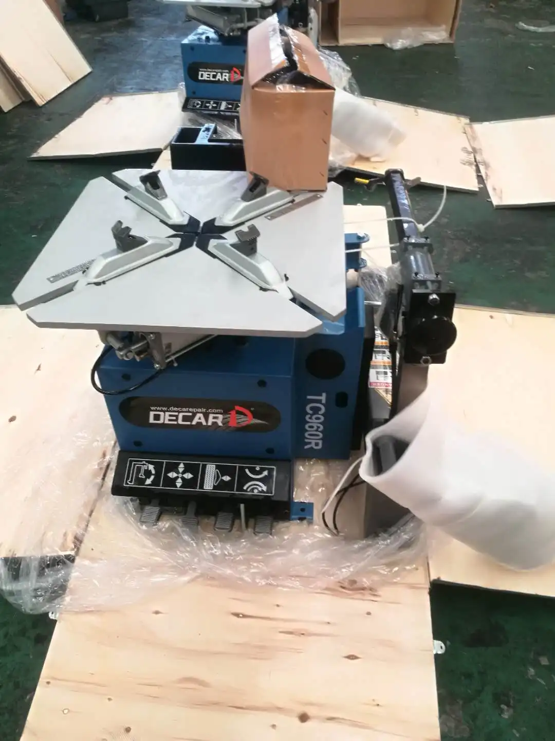 Tyre Changing Machine Car Tire Assembly and Dismantling Changer Machine for Sale