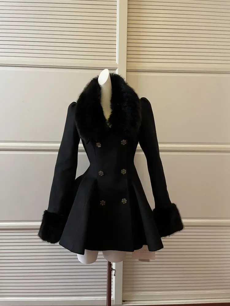 Abrigo de lana con cuello de piel negra Hepburn para invierno, mezcla Vintage de estilo francés, prendas de vestir ajustadas de longitud media, trajes cálidos elegantes de Lolita 2025