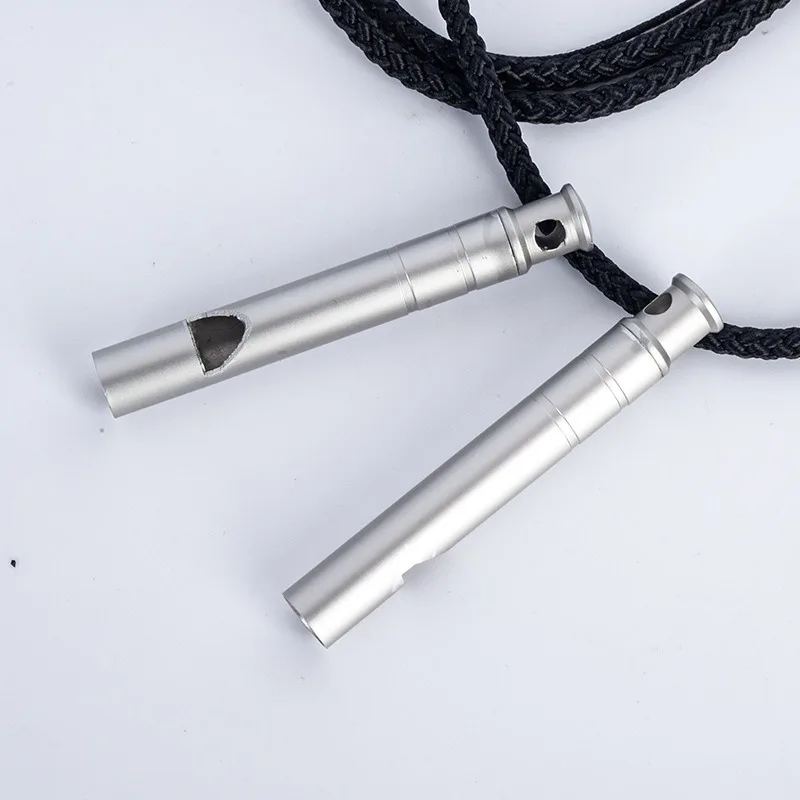 صافرة السلامة في حالات الطوارئ سبائك التيتانيوم العاصفة صافرة في الهواء الطلق بقاء المشي لمسافات طويلة التخييم القوارب البحرية معدات الإنقاذ الإشارات