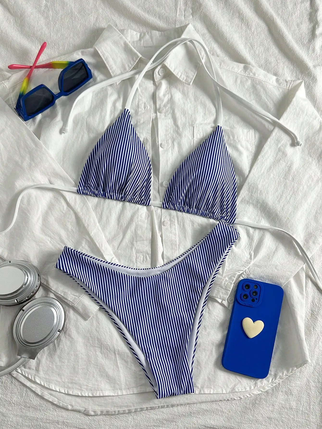 

Сине-белый полосатый комплект бикини с треугольными чашечками, регулируемой застежкой на шее и трусиками-танга.
