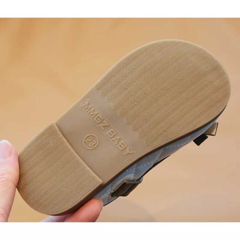 2025 جديد منقوشة أحذية من الجلد حذاء الفتيات عادية الربيع الصيف أداء أحذية أطفال Bowknot الحلو الأطفال الأميرة الأحذية