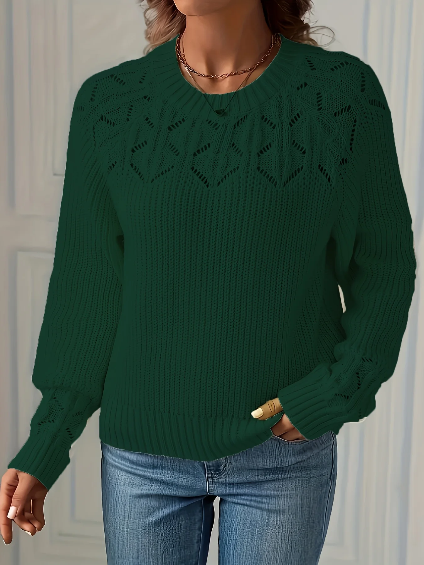 เสื้อไหมพรมถักขนาดใหญ่สีเขียวเข้มสำหรับผู้หญิง แฟชั่น เรียบง่าย คอกลมย้อนยุค ตกแต่งด้วยลวดลายกลวง