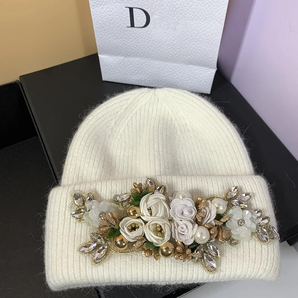 2023 New Designer Brand Rabbit Fur Knitted Hat with Flower Bouquet Pearls Winter Hats Lady Soft Warm Wool Skullies Beanies