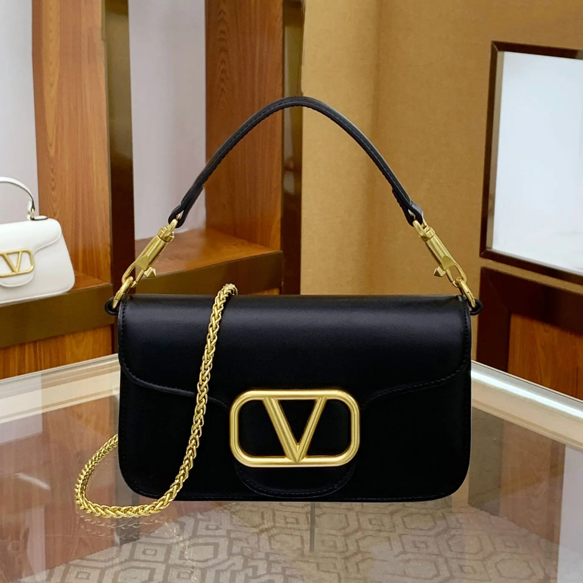 

Модная однотонная сумка-шоппер 2025 года — элегантная женская сумка через плечо с буквенным логотипом и большим пространством