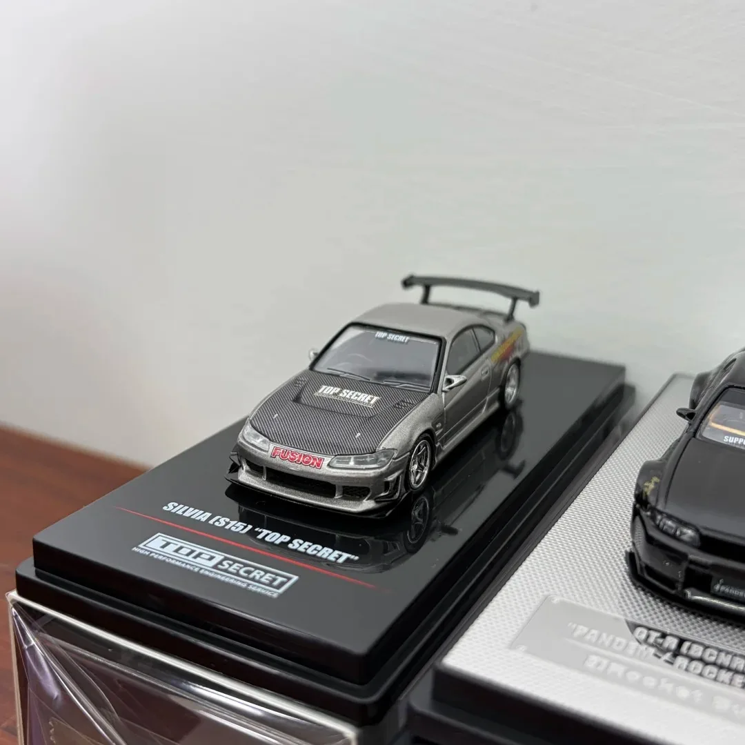 INNO 1:64 TOP SECRET SILVIA (S15) Silber/Gold Druckguss-Modellauto
