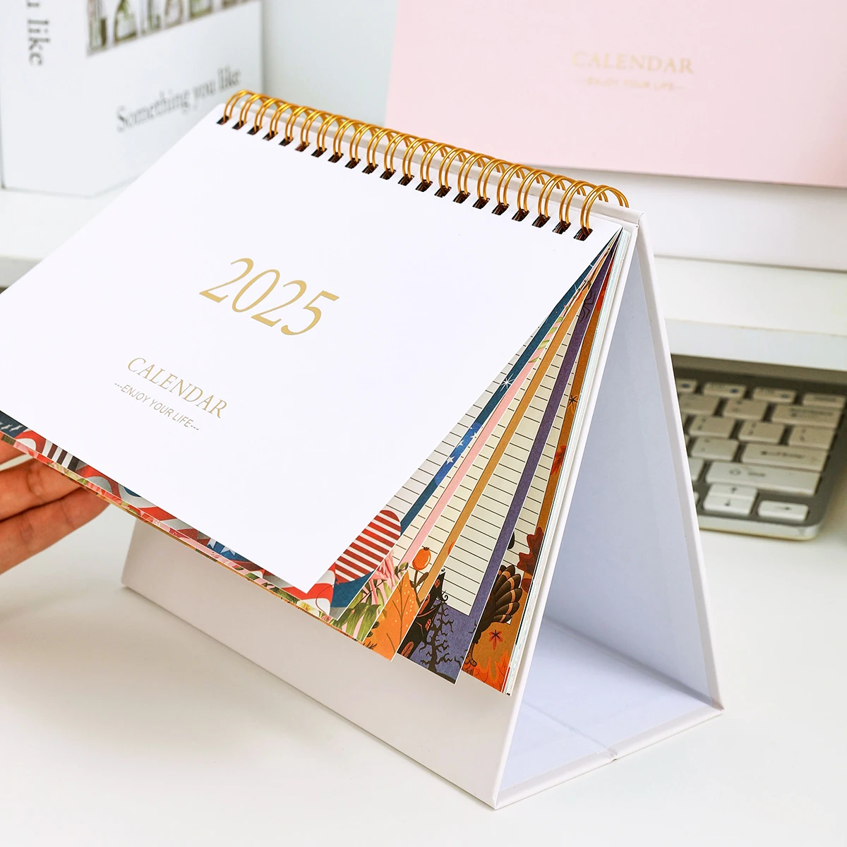 1 PC ソリッドカラーミディアム 2025 卓上カレンダー - 耐久性のある金属リングバインディング自然風景パターンインナーページオフィスデスクメモ