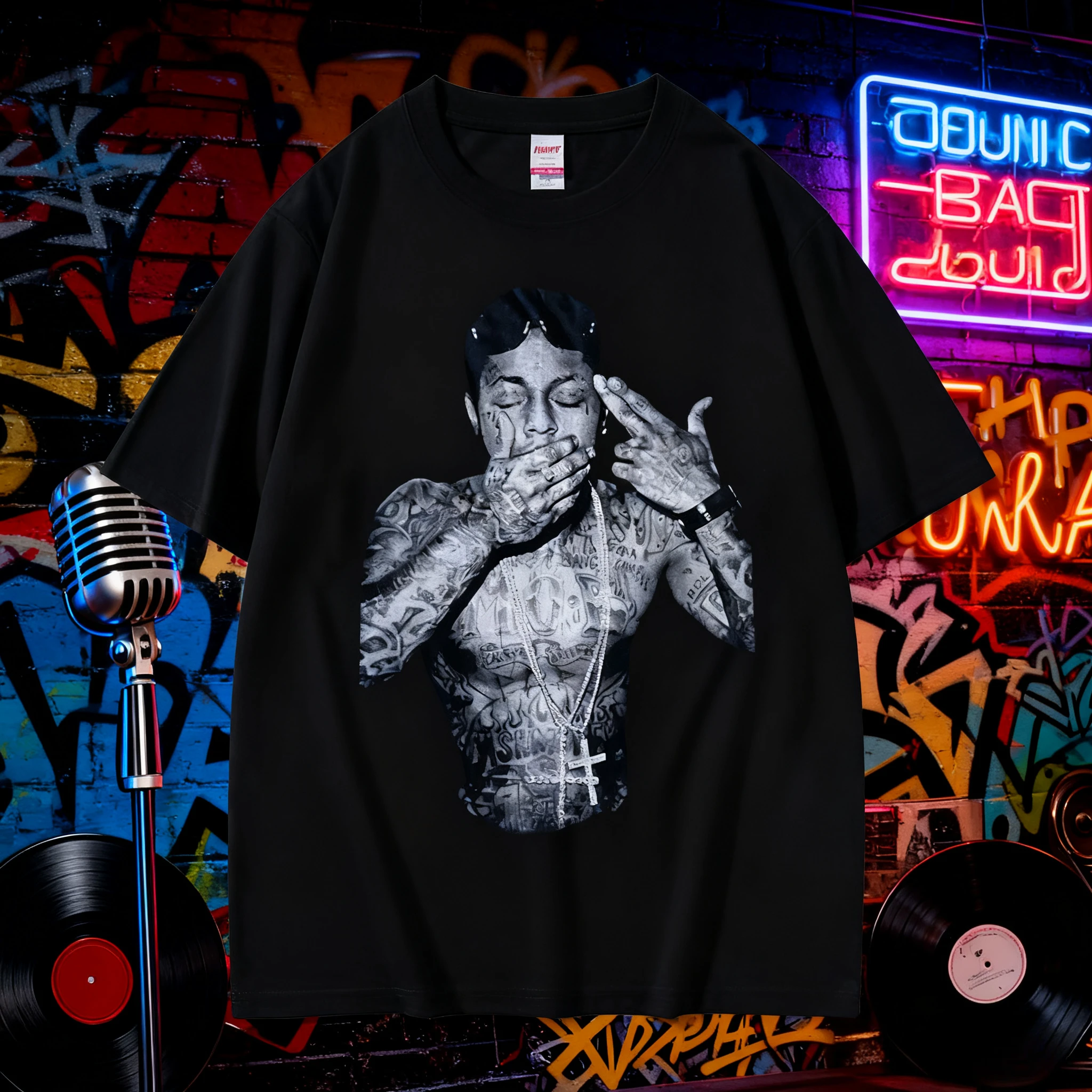 2025 الصيف مغني الراب ليل واين مطبوعة الجرافيك تي شيرت الرجال موضة الهيب هوب ريترو القطن قصيرة الأكمام فضفاضة قميص غير رسمي.