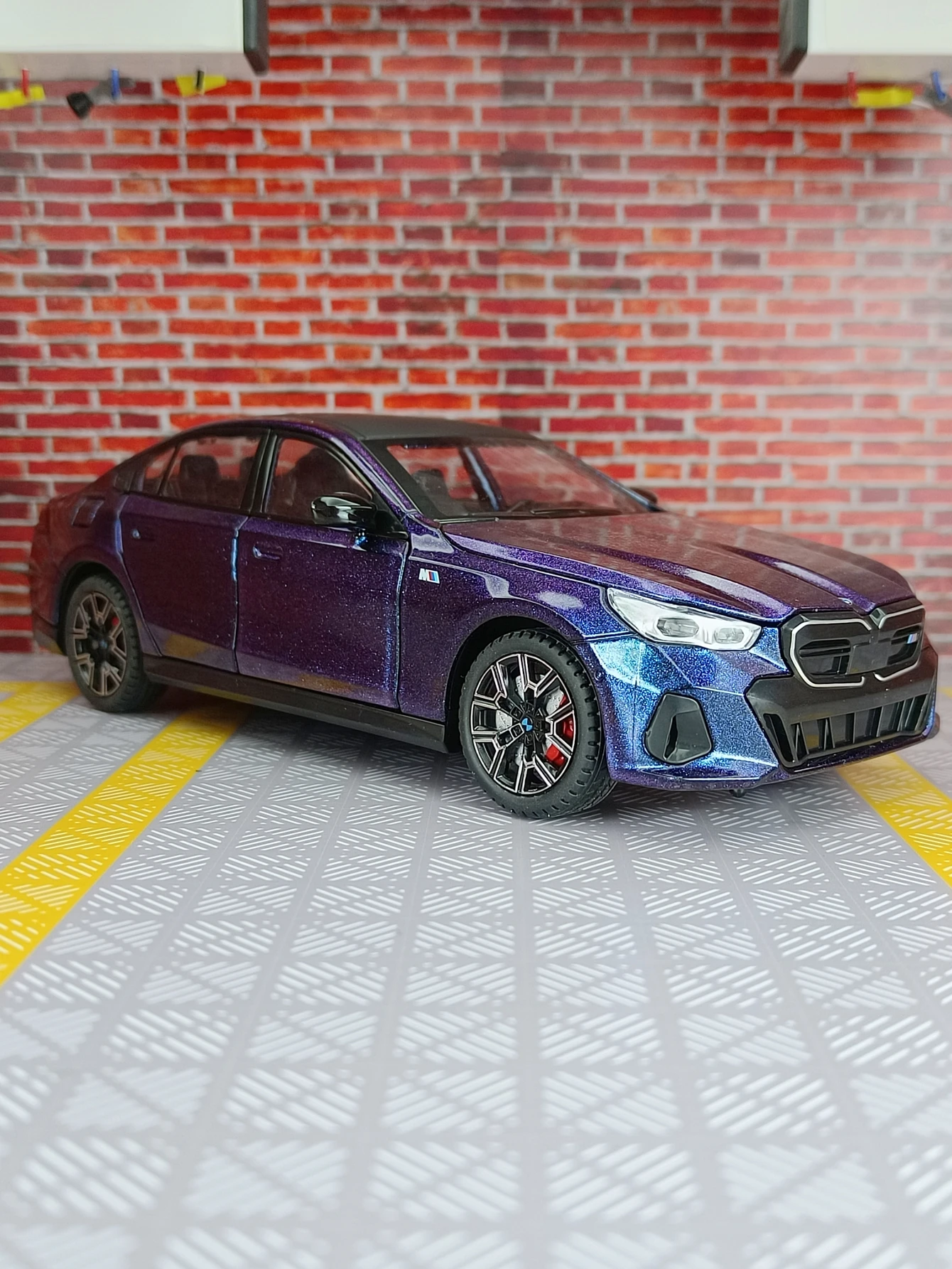 

1:24 BMW i5 M60 alloy car model ornament, large size 5 series coupe, sound and light feedback toy car, children's birthday gift