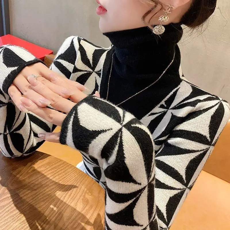 เสื้อสเวตเตอร์คอเต่าสำหรับผู้หญิงในฤดูใบไม้ร่วงและฤดูหนาว เสื้อซับในแฟชั่นใหม่ เสื้อถักนิตติ้งยืดได้