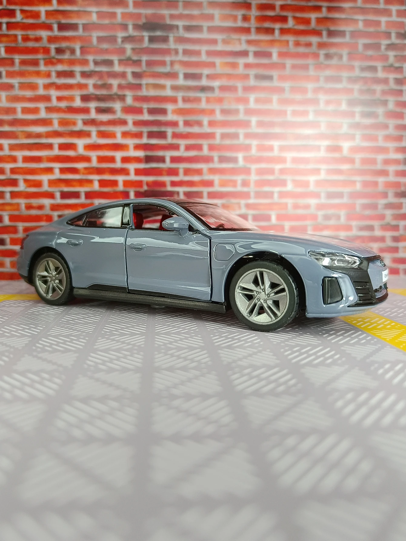 

1:36 Audi RS e-tron GT новая модель автомобиля из энергетического сплава, дверь автомобиля может открыть как подарок на день рождения для детей