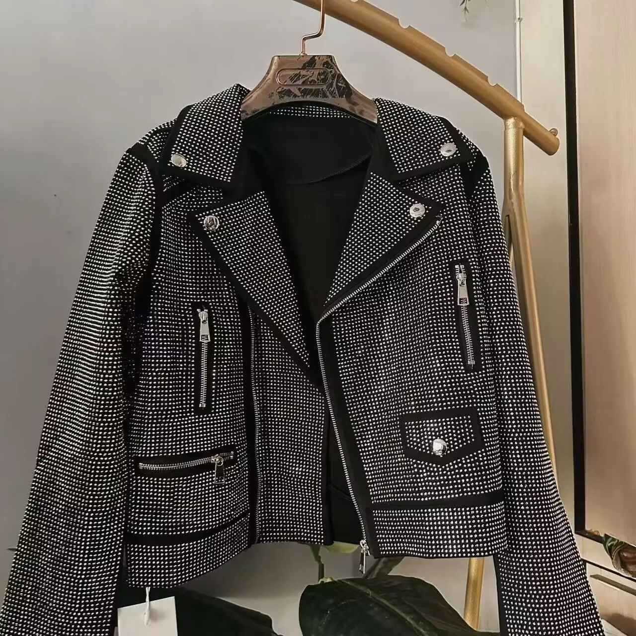 Bomberová bunda s korálky a lokomotivou s hvězdnými diamanty, odklápěcí límec, šikmý zip, krystaly, flitry, kabátek, kardigan s kamínky - náhled 2