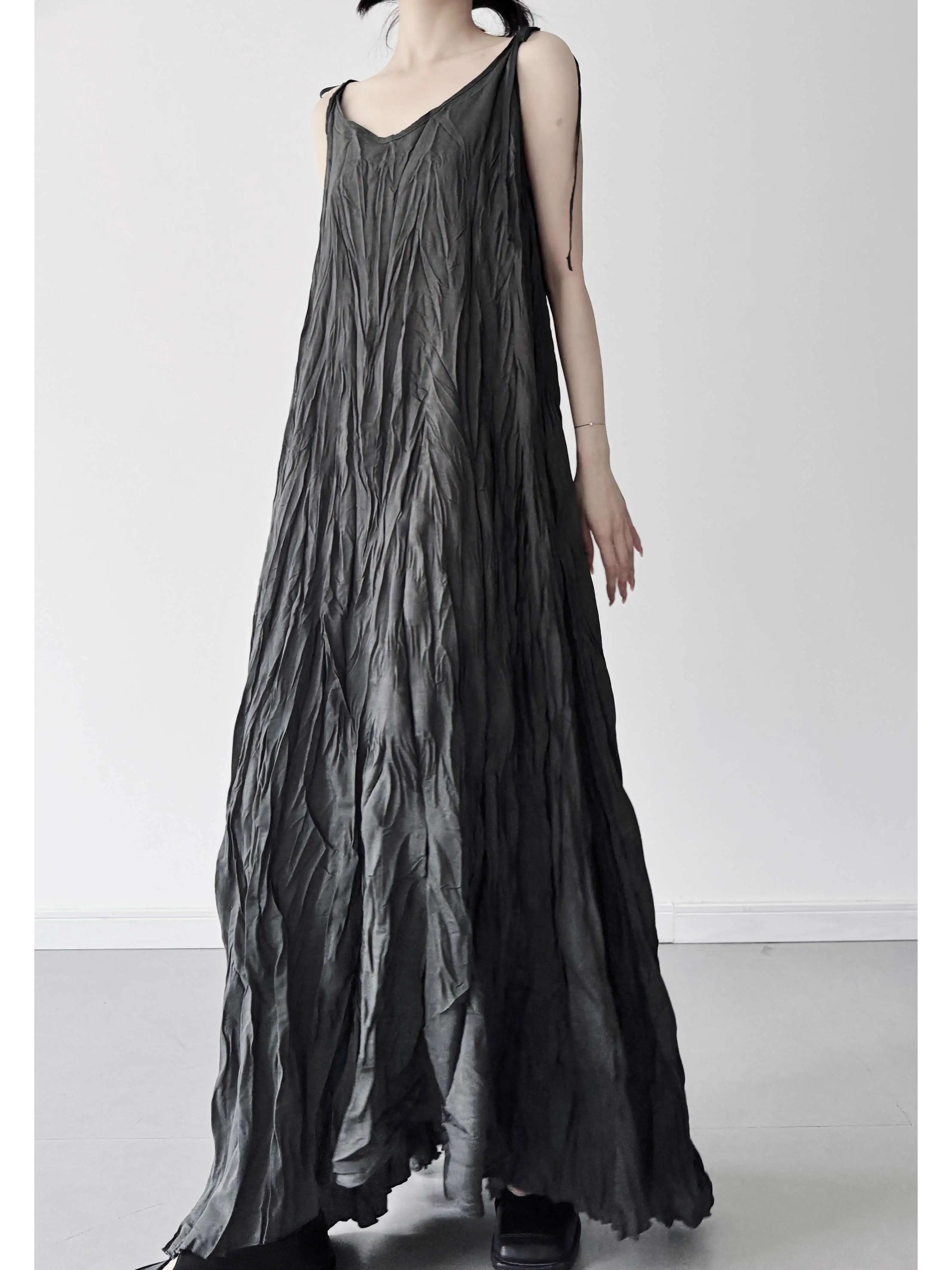 UMI MAO Design di piccola nicchia con pieghe irregolari Abito a canotta con scollo a V Effetto dimagrante estivo Appeso Gonna lunga altalena