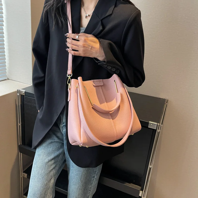 

2025 new crossbody bag popular bag female large capacity summer generous simple versatile Korean texture handheld bucket bag