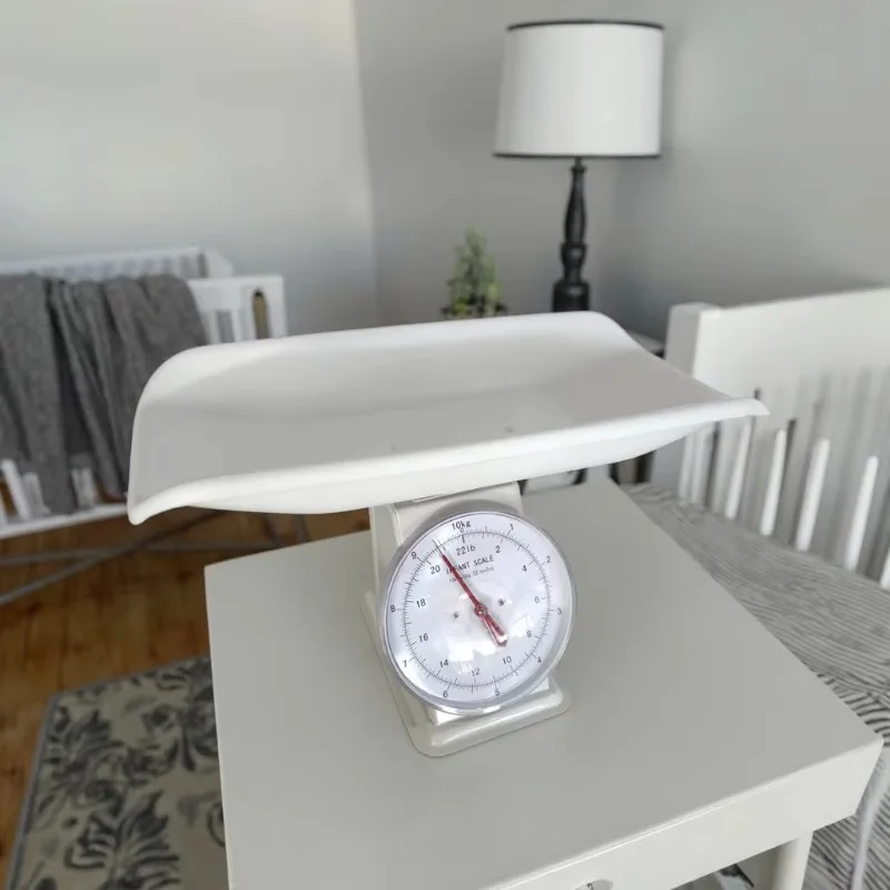 The mechanical baby scale features a unique design and weighs 10 kilograms of high-precision baby scale with tray plastic