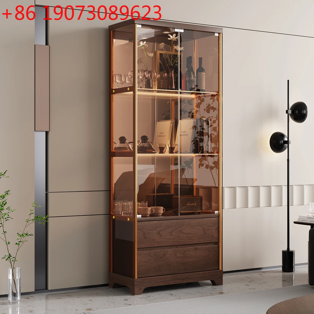 

Винный шкаф из массива дерева. Новая китайская витрина со стеклянной дверью с двойной дверью. Бытовой стеклянный шкаф с лампой у стены.