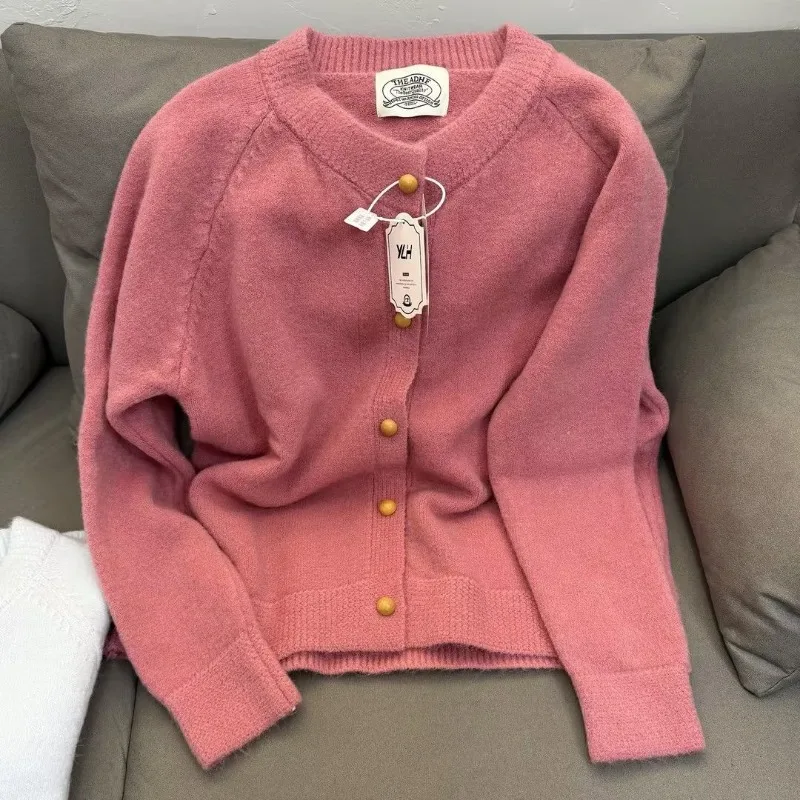 Nowy kardigan 2025 podkreśla Twoją osobowość, słodki styl. Luźny krój, mieszanka wełny, modny materiał.