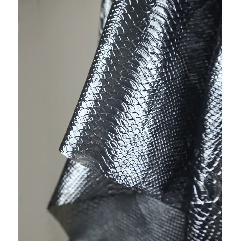 نمط الأفعى الأسود تنقش طبقة من البولي يوريثان نسيج جلدي لتصميم معطف واق من المطر مقاوم للماء فستان موضة ملابس ذاتية الصنع قماش الخياطة