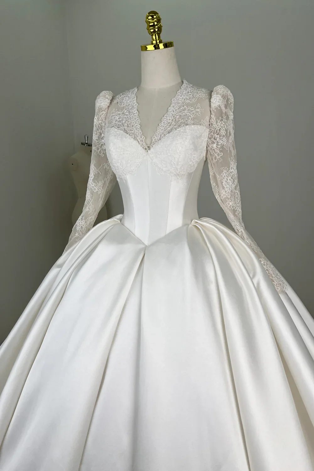 

Customized Exquisite Lace Satin Ball Gown Wedding Dress V-Neck Long Sleeves Backless