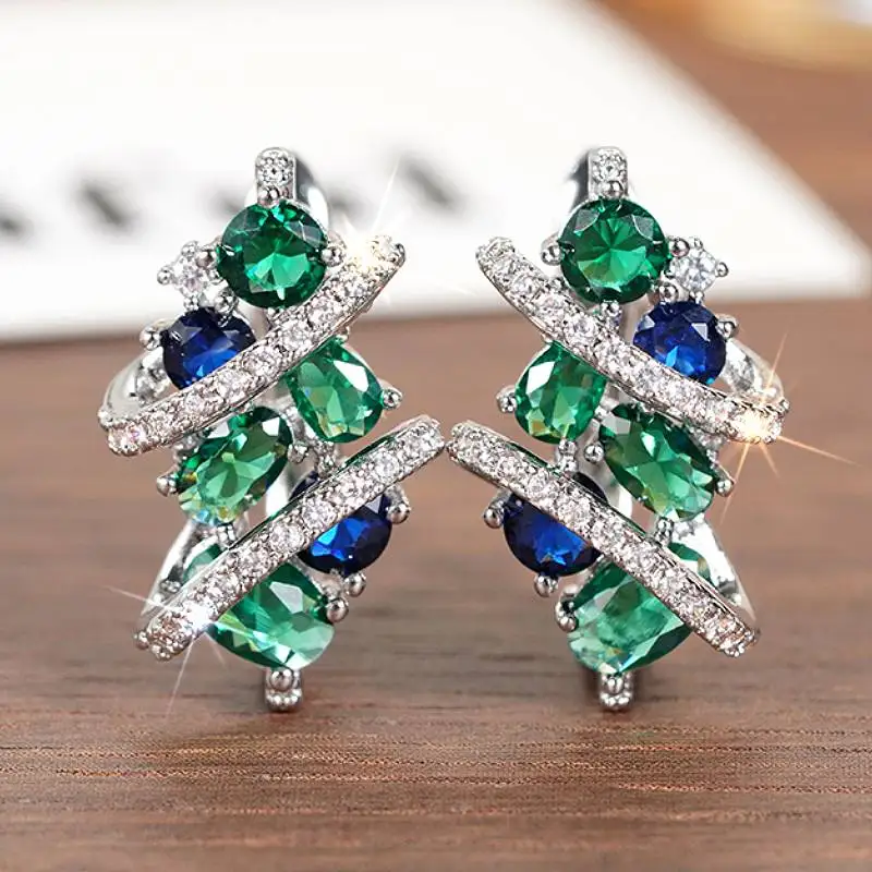Huitan Damen-Creolen mit speziellem Twist-Design, eingelegt mit hellen Zirkonia, silberfarben, Party-Accessoires, Schmuck für Hochzeit
