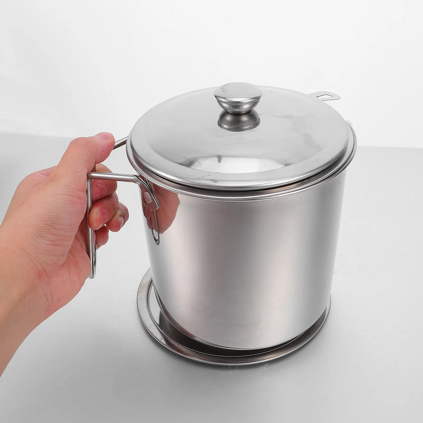 

1.9 L Metal Oil Container with Built-in Strainer for Controlled Pouring Stainless Steel Oil Dispenser Pot Ideal Camping Cooking