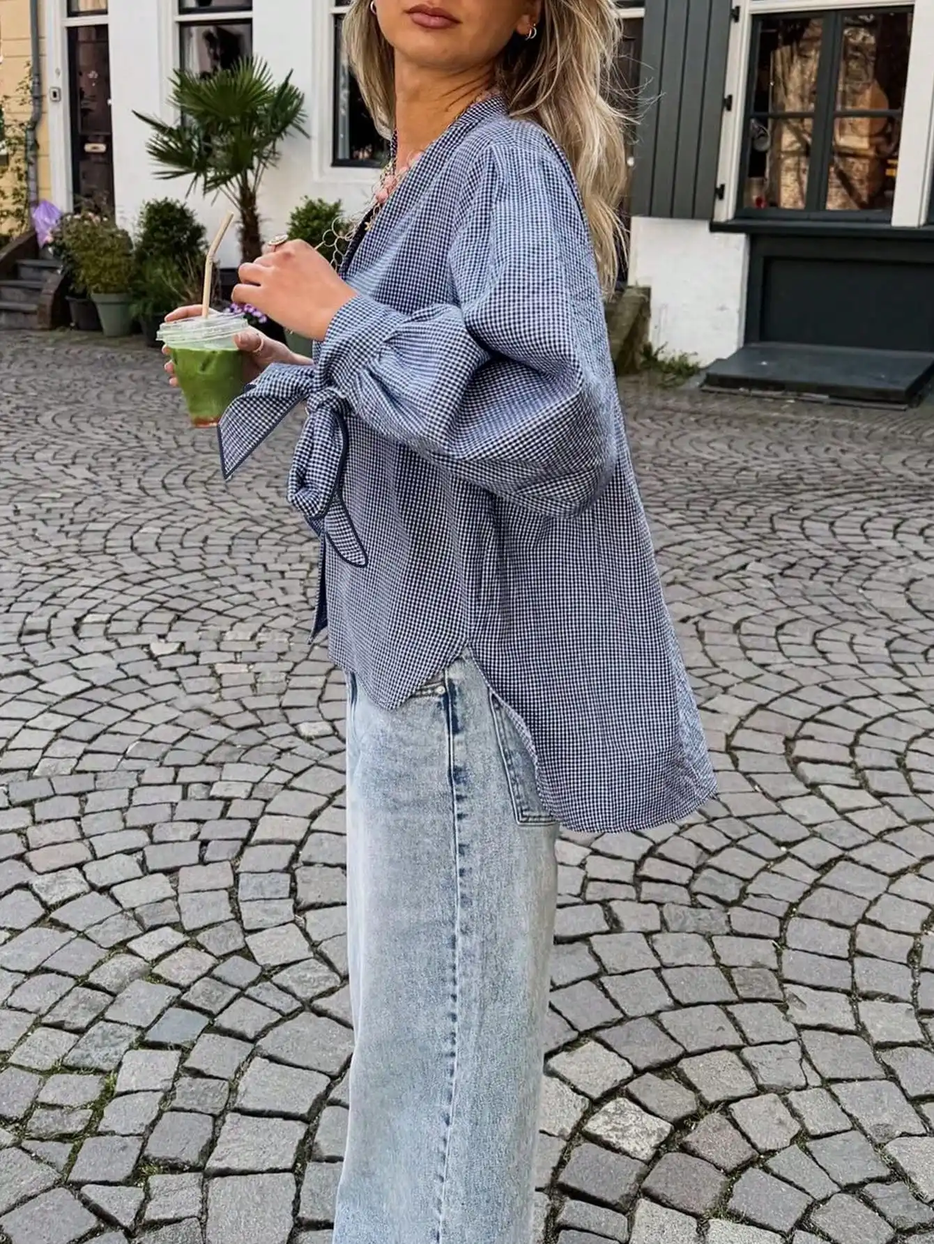 

Стильная клетчатая блузка с длинными рукавами и бантом на манжетах для женщин