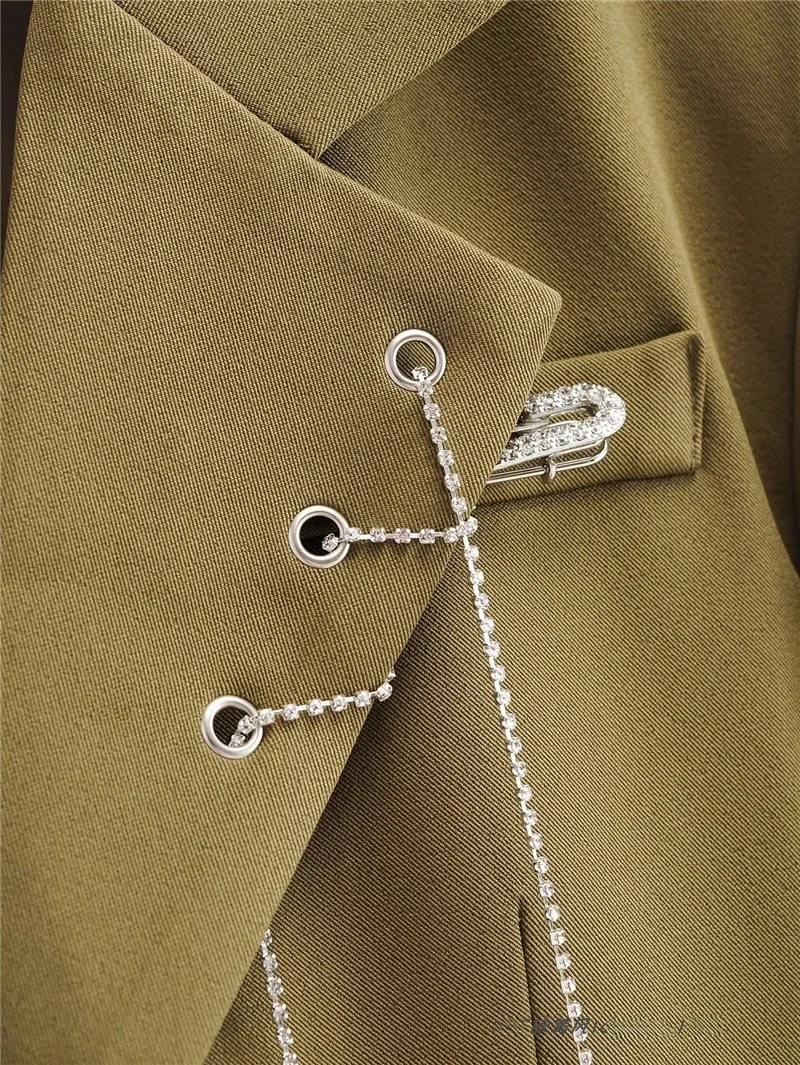 سترة طويلة الأكمام بتصميم عصري وأنيق مع سلسلة لامعة وياقة فضفاضة، مصنوعة من البوليستر بلون واحد