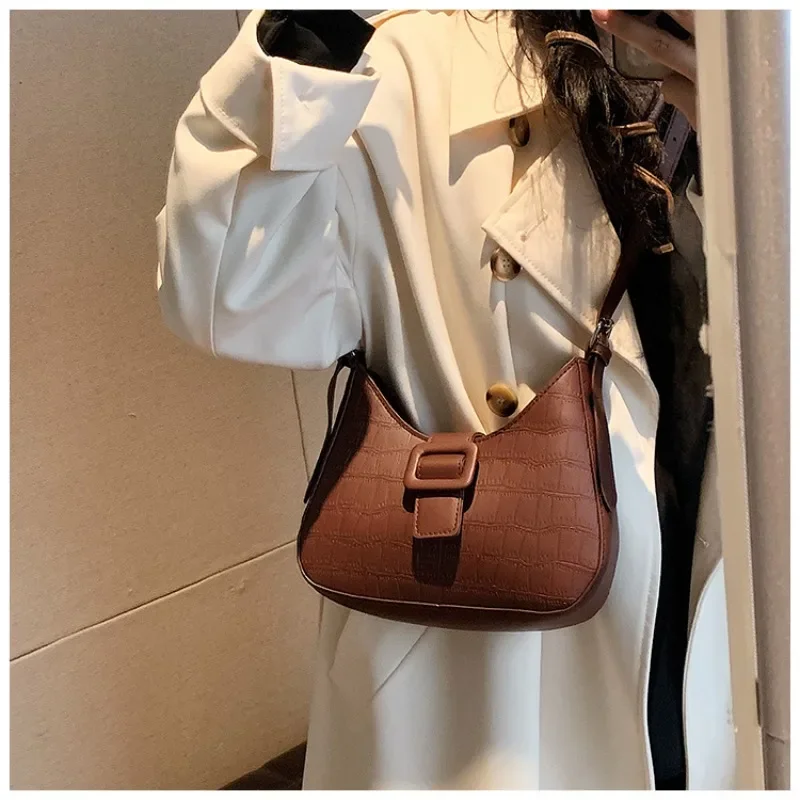 

B Autumn Luxury Brand Shoulder Bag Women's Fashion Simple Crossbody Bag Casual Commuter Retro Personality Crescent Shoulder Bag