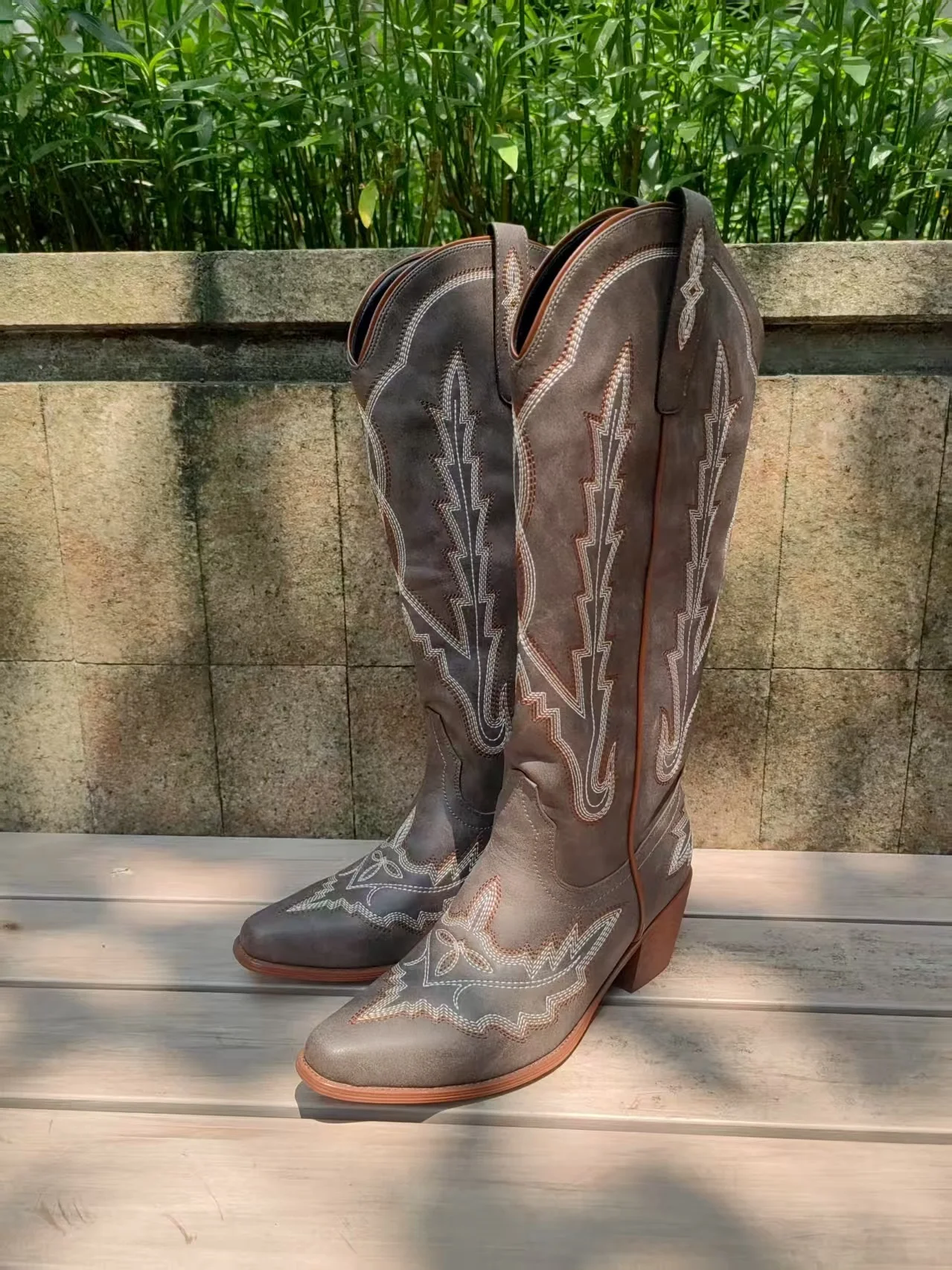 Le più nuove donne stivali da cowgirl occidentali in pelle nera cucito ricamo frange punta a punta tacco grosso stivali vintage con nappa di cristallo