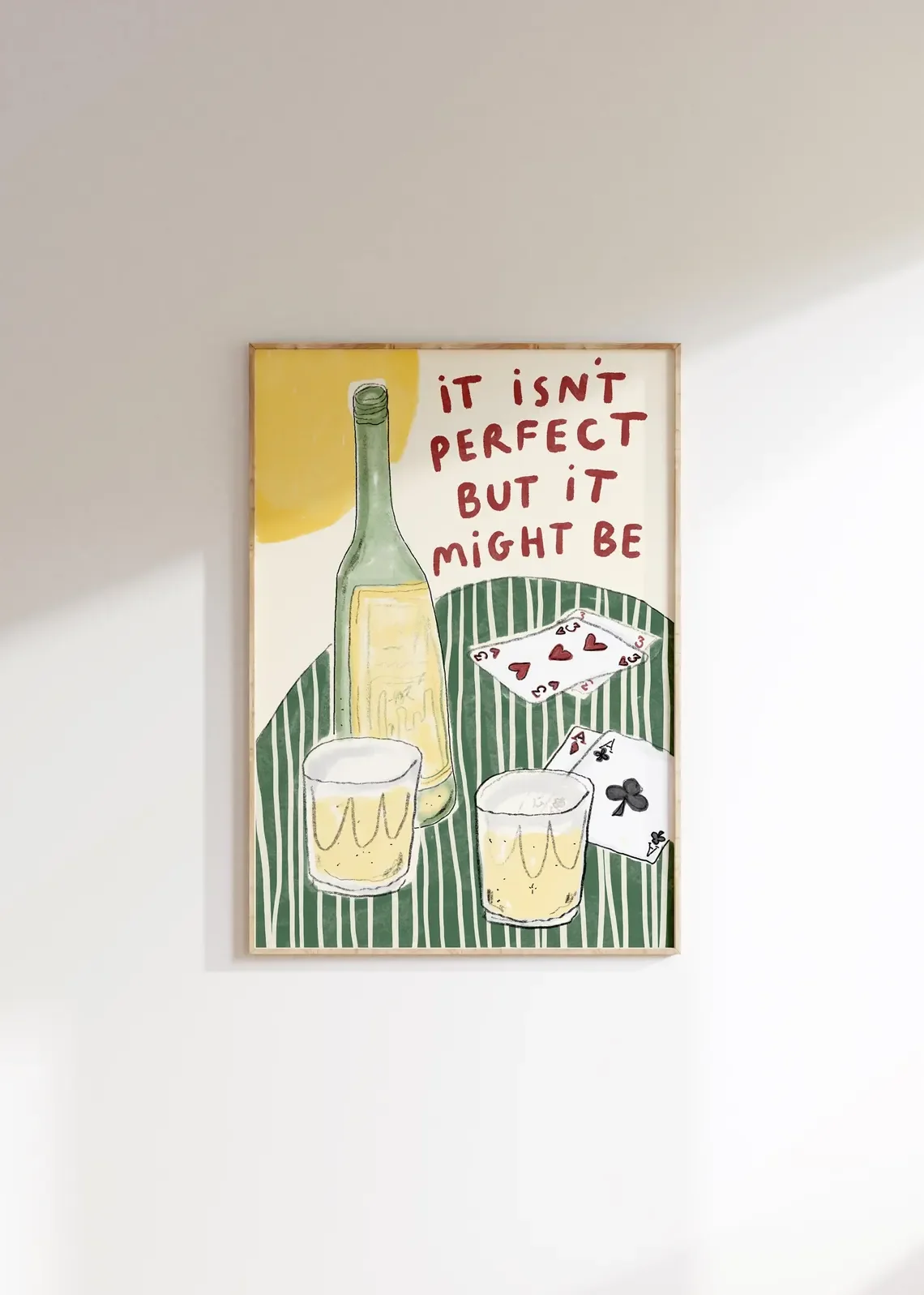 „Es ist nicht perfekt, aber es könnte es sein“ Wein- und Karten-Wandkunstdruck – Verspielte, handgezeichnete Brunch-Szene, ein gemütliches Statement-Stück