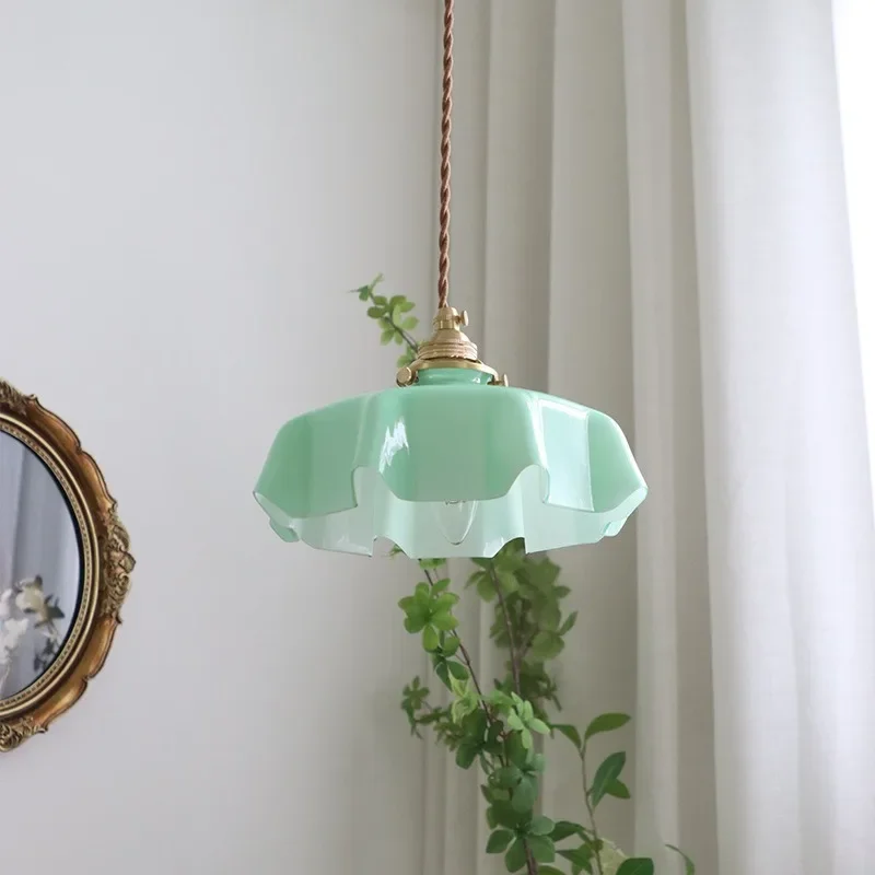 Lampu gantung kecil vintage dari kaca susu tembaga penuh bergaya Nordik abad pertengahan untuk jendela balkon lorong bunga lampu samping tempat tidur.