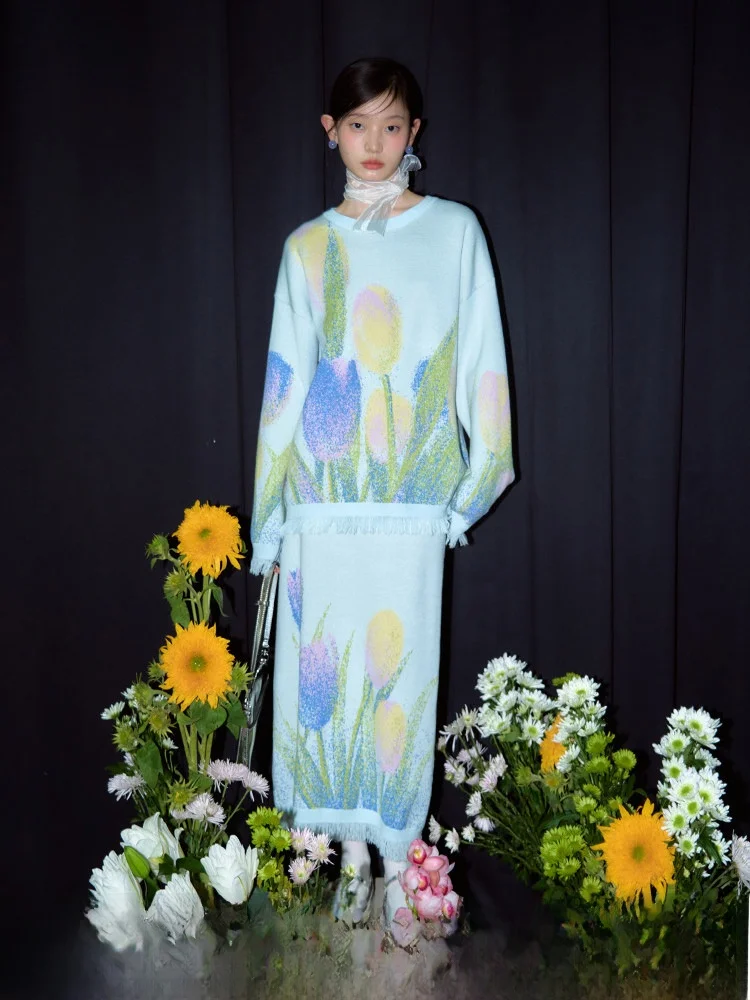 

Комплект: вязаный свитер оригинального дизайна и юбка с бахромой, пять контрастных цветов, вышивка тюльпанов, женская весенняя мода