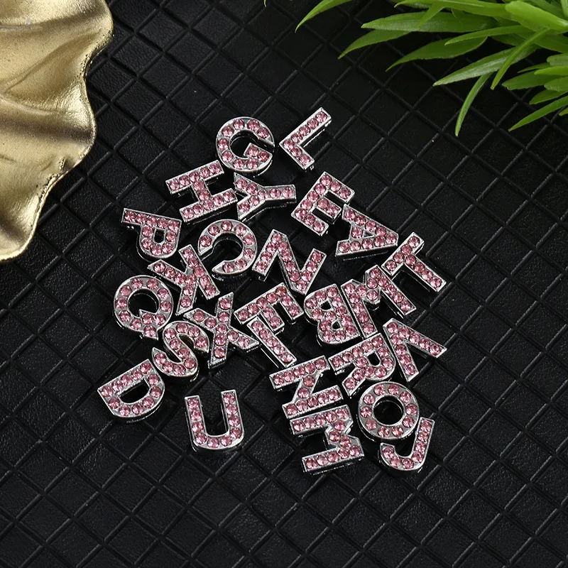

50 шт./лот, буквы-слайдеры с отверстием 8 мм, розовые стразы, английский алфавит, подходят для изготовления брелоков, украшений и поделок своими руками