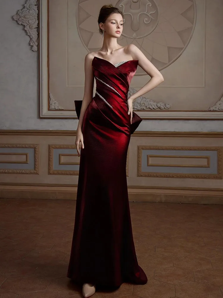 A long light luxury off-the-shoulder wine red dress for toasting in the morning robe