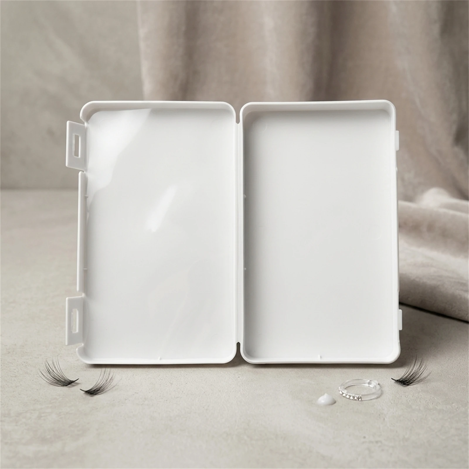 Travel-Ready Eyelash Organizer 32 Row Storage Case Portable ABS Plastic Lash Box for Makeup Artists Professional Beauty Kit