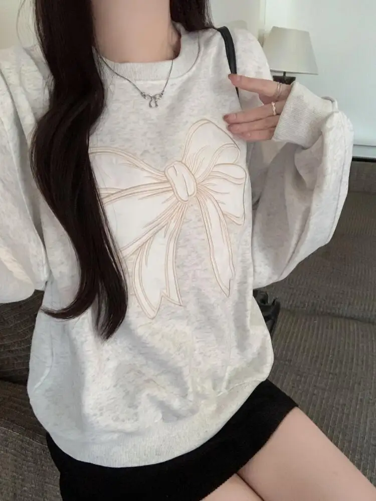 เสื้อฮู้ดดี้โอเวอร์ไซส์ผู้หญิง แต่งโบว์ปัก คอกลม แขนยาว ทรงหลวม ผ้าพลัฌ ใส่สบาย เหมาะสำหรับฤดูใบไม้ร่วงและฤดูหนาว เนื้อผ้าบางเบา