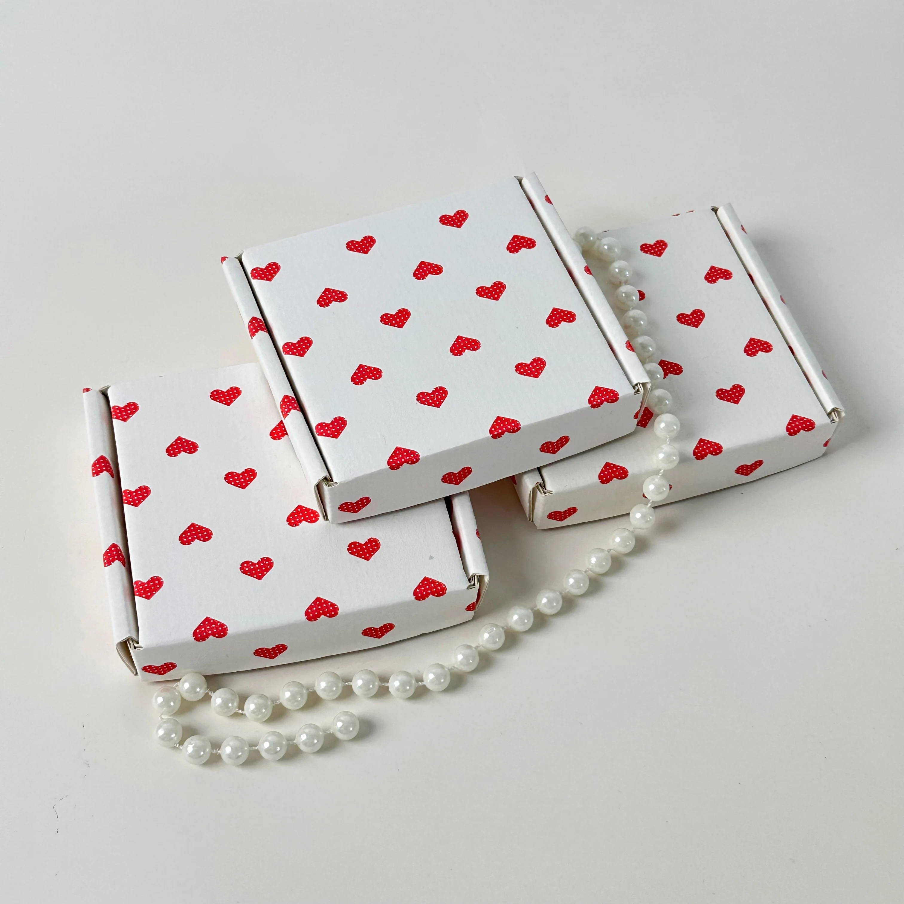 

Набор из 10 небольших почтовых коробок (10 x 9 x 2 см / 3,94 x 3,54 x 0,79 дюймов) из гофрированного картона, подходящих для коммерческого использования.