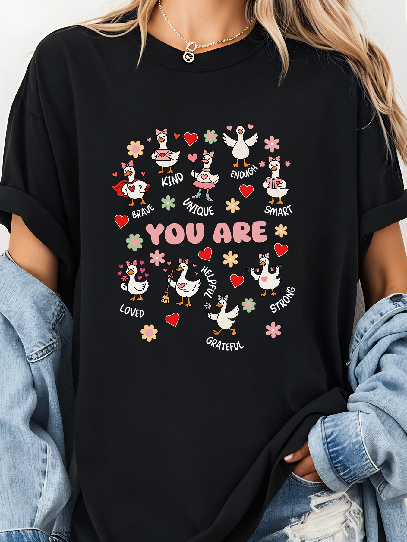 เสื้อยืดลายเป็ดวาเลนไทน์พร้อมรายละเอียดหัวใจและดอกไม้สำหรับผู้หญิงสวมใส่สบายๆ